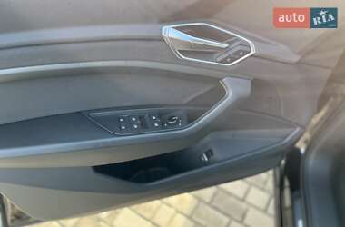 Позашляховик / Кросовер Audi e-tron 2022 в 
