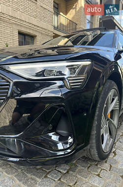 Позашляховик / Кросовер Audi e-tron 2021 в 