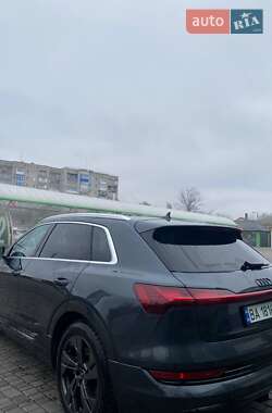 Позашляховик / Кросовер Audi e-tron 2022 в 