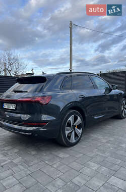 Внедорожник / Кроссовер Audi e-tron 2021 в 