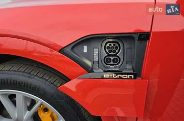 Позашляховик / Кросовер Audi e-tron 2021 в 