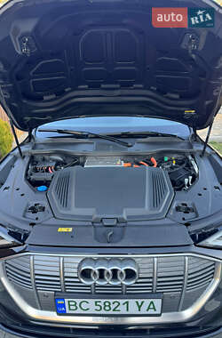 Внедорожник / Кроссовер Audi e-tron 2021 в 