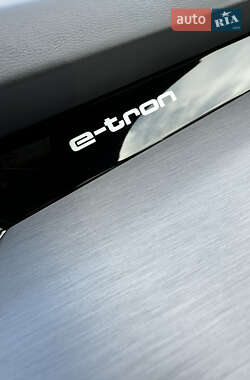 Внедорожник / Кроссовер Audi e-tron 2020 в 