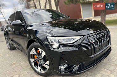 Внедорожник / Кроссовер Audi e-tron 2022 в 