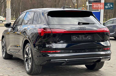 Внедорожник / Кроссовер Audi e-tron 2022 в 