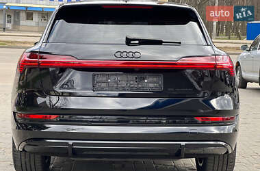 Внедорожник / Кроссовер Audi e-tron 2022 в 