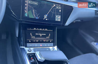 Внедорожник / Кроссовер Audi e-tron 2022 в 