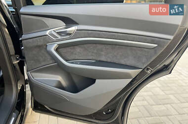 Внедорожник / Кроссовер Audi e-tron 2022 в 
