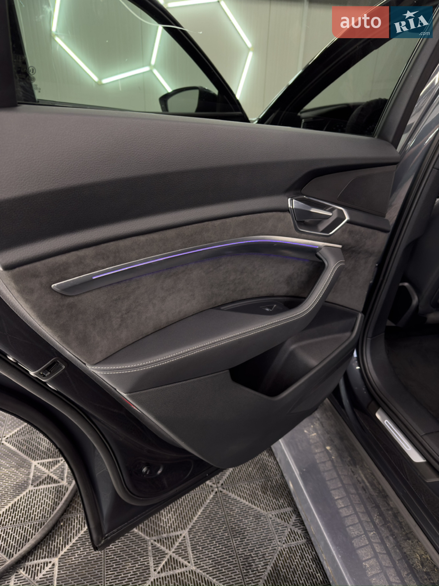 2019 Audi e-tron - мініатюра 14