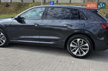 Внедорожник / Кроссовер Audi e-tron 2022 в 