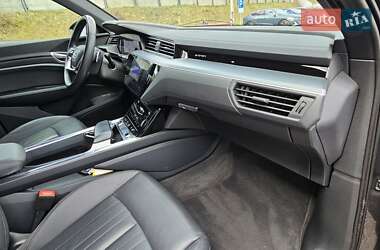Внедорожник / Кроссовер Audi e-tron 2022 в 