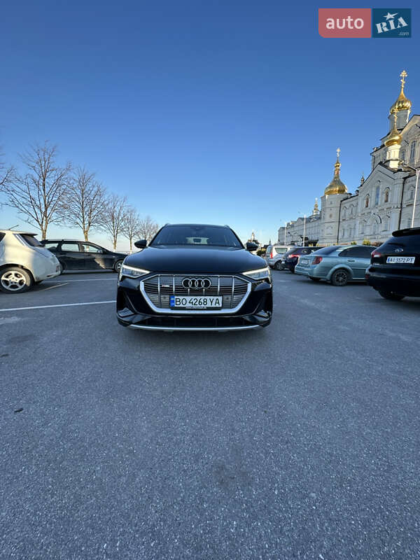 Внедорожник / Кроссовер Audi e-tron 2021 в 
