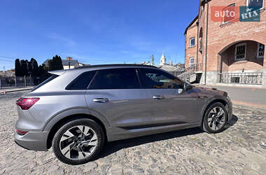 Позашляховик / Кросовер Audi e-tron 2021 в 
