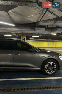 Позашляховик / Кросовер Audi e-tron 2021 в 