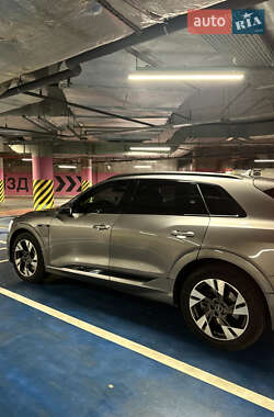 Позашляховик / Кросовер Audi e-tron 2021 в 