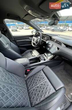 Внедорожник / Кроссовер Audi e-tron 2021 в 