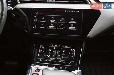 Внедорожник / Кроссовер Audi e-tron 2022 в 