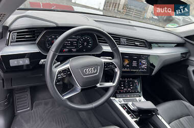 Внедорожник / Кроссовер Audi e-tron 2022 в 