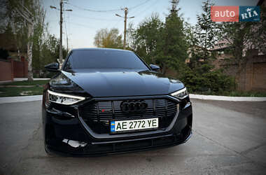 Внедорожник / Кроссовер Audi e-tron 2022 в 