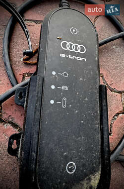 Внедорожник / Кроссовер Audi e-tron 2022 в 