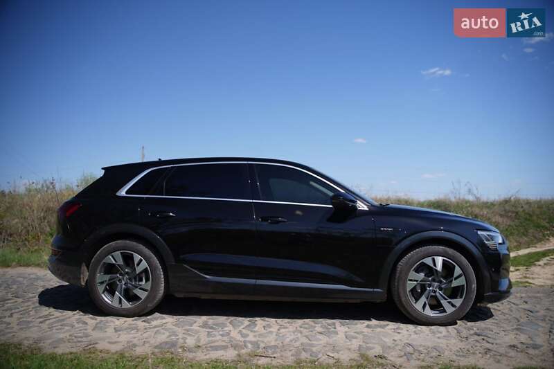 Позашляховик / Кросовер Audi e-tron 2022 в Дубні