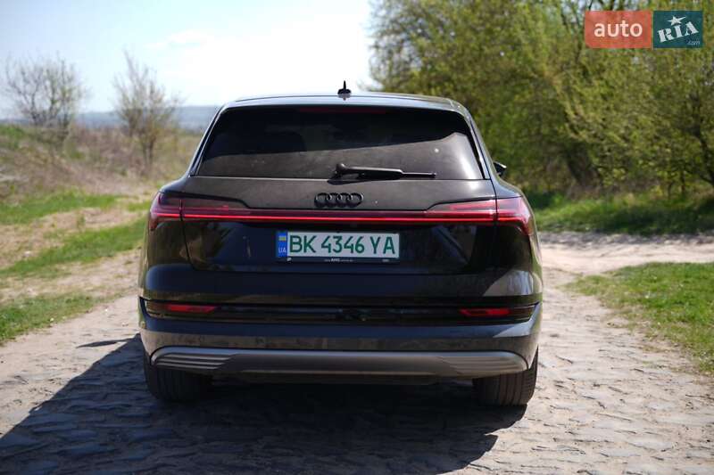 Позашляховик / Кросовер Audi e-tron 2022 в Дубні