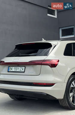 Внедорожник / Кроссовер Audi e-tron 2021 в 