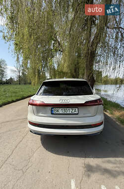 Внедорожник / Кроссовер Audi e-tron 2021 в 