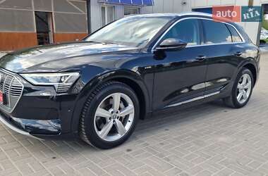 Внедорожник / Кроссовер Audi e-tron 2021 в 