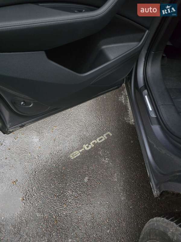 Позашляховик / Кросовер Audi e-tron 2020 в Ужгороді