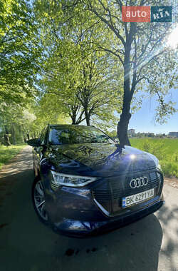 Внедорожник / Кроссовер Audi e-tron 2021 в 