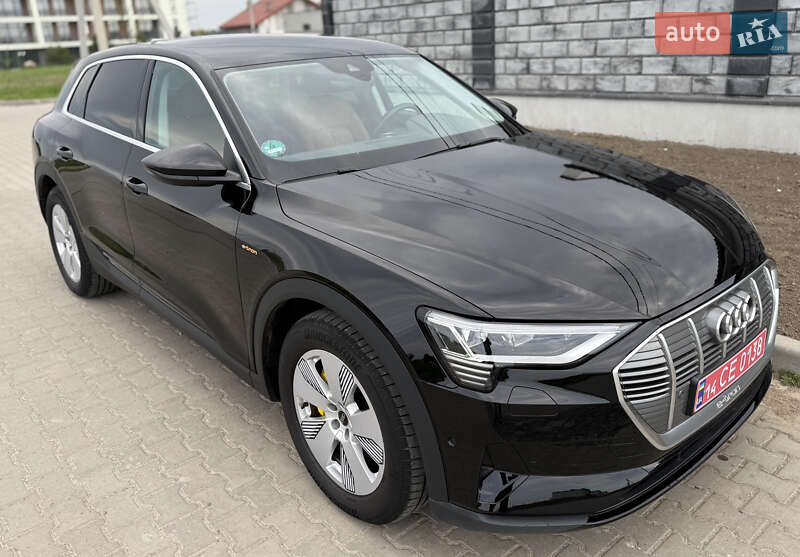 Внедорожник / Кроссовер Audi e-tron 2022 в 
