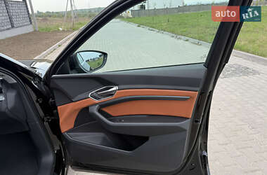 Внедорожник / Кроссовер Audi e-tron 2022 в 