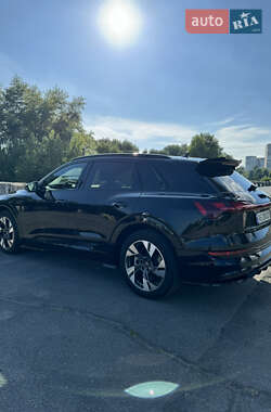 Внедорожник / Кроссовер Audi e-tron 2022 в 