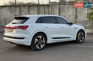 Внедорожник / Кроссовер Audi e-tron 2021 в 