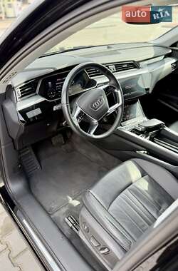 Позашляховик / Кросовер Audi e-tron 2022 в 