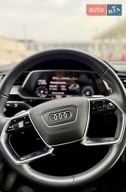 Позашляховик / Кросовер Audi e-tron 2022 в 