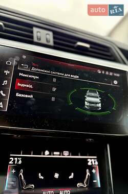Позашляховик / Кросовер Audi e-tron 2022 в 
