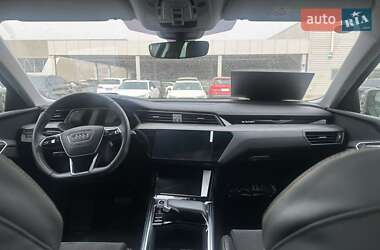 Внедорожник / Кроссовер Audi e-tron 2024 в 