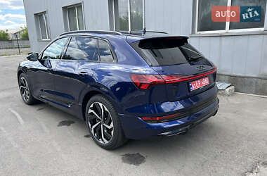 Позашляховик / Кросовер Audi e-tron 2022 в 