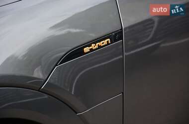 Позашляховик / Кросовер Audi e-tron 2021 в 