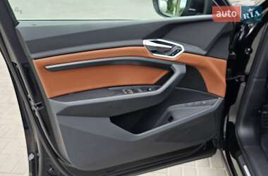 Позашляховик / Кросовер Audi e-tron 2021 в 