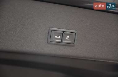 Позашляховик / Кросовер Audi e-tron 2021 в 