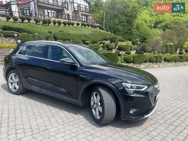 Внедорожник / Кроссовер Audi e-tron 2022 в 