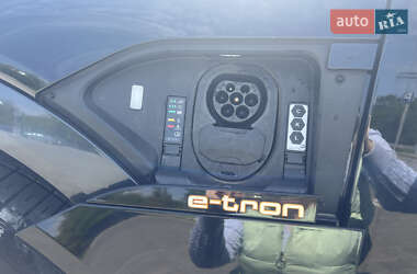 Внедорожник / Кроссовер Audi e-tron 2022 в 