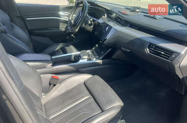 Внедорожник / Кроссовер Audi e-tron 2022 в 