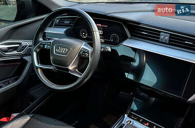 Внедорожник / Кроссовер Audi e-tron 2021 в 