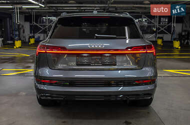 Позашляховик / Кросовер Audi e-tron 2021 в 