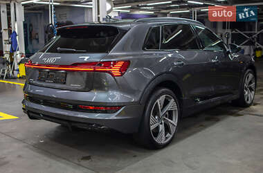 Позашляховик / Кросовер Audi e-tron 2021 в 