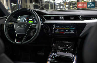 Позашляховик / Кросовер Audi e-tron 2021 в 